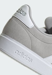 adidas Sportswear GRAND COURT 2.0 - Zapatillas de tenis para tierra batida - grey two cloud white grey two