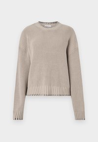 Bēša dzijas džemperis ar apaļu izgriezumu, noslīdējušām pleciem un ribojumu apakšmalā. Ir teksturēts raksts un kontrastējošas melnas detaļas aprocēs.