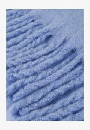 Lichtblauwe gebreide sjaal met een gestructureerd patroon en verhoogde, golvende franjes aan één rand. Zacht, pluizig materiaal met een lichte iriserende afwerking.