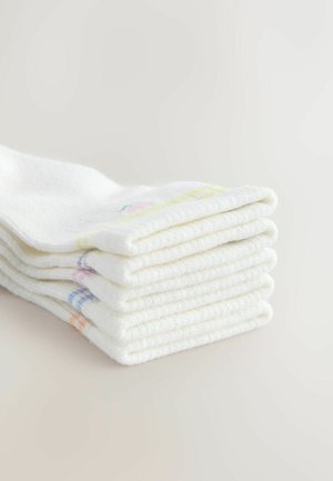 Șosete albe din bumbac, așezate ordonat, cu accente în nuanțe pastelate variate la manșetă. Textură moale, cu design reiat.