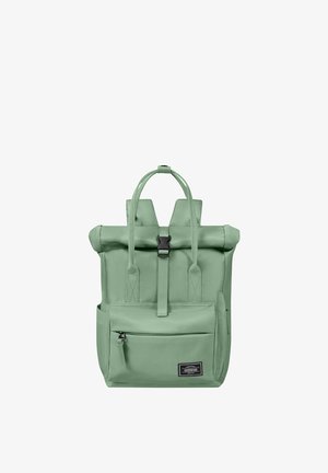Mintgrüner Rolltop-Rucksack mit vorderer Reißverschlusstasche, schwarzem Schnallenriemen und zwei oberen Griffen, dargestellt auf weißem Hintergrund.