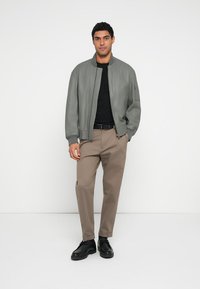 BOSS JAKRI - Bomber dzseki - open grey