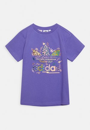 Lila T-Shirt mit kurzen Ärmeln und einem mehrfarbigen, abstrakten Adidas-Trefoil-Logo sowie dem Markennamen auf der Vorderseite.