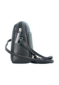 Bolso cruzado de cuero negro con cremallera plateada y correa ajustable, mostrado de lado sobre fondo blanco.