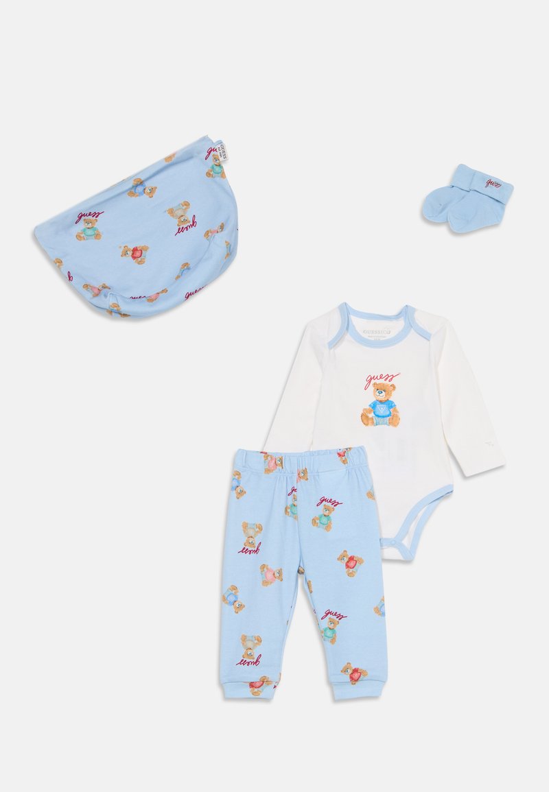 Ensemble de vêtements pour bébé bleu et blanc avec imprimés d'oursons, comprenant un body manches longues, un pantalon, un bonnet et une paire de chaussettes.