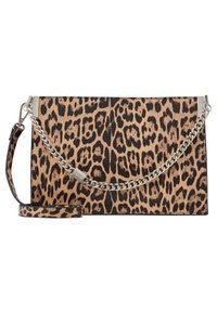 Leopardmønstret håndtaske lavet af struktureret materiale med en sort og tan farveskema, sølvfarvet kædehåndtag og aftagelig strop.