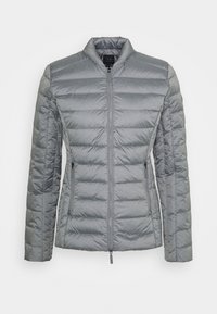 Harmaa pehmeä takki, jossa on korkea kaulus, vetoketjusuljenta edessä ja kaksi vetoketjullista sivutaskua. Ominaisuuksiin kuuluu vaakasuuntainen tikkaus ja sileä rakenne.