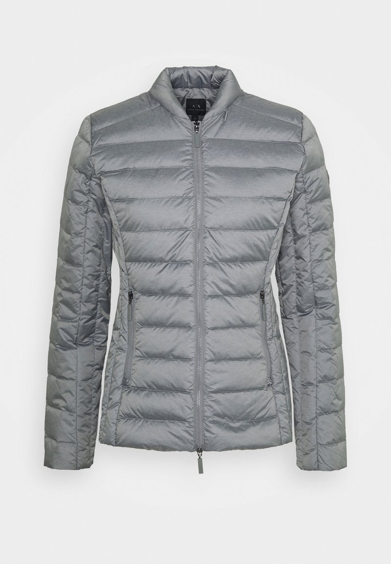 Harmaa pehmeä takki, jossa on korkea kaulus, vetoketjusuljenta edessä ja kaksi vetoketjullista sivutaskua. Ominaisuuksiin kuuluu vaakasuuntainen tikkaus ja sileä rakenne.