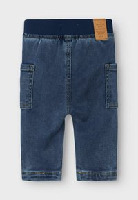 Shorts in denim di colore blu scuro, con vita elastica, due tasche laterali e dettagli di cucitura a contrasto.