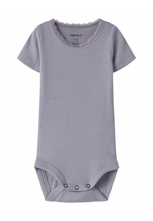 Fioletowy prążkowany body niemowlęce z krótkimi rękawami, dekoltem wykończonym koronką oraz trzema zatrzaskami w kroku dla łatwej zmiany.