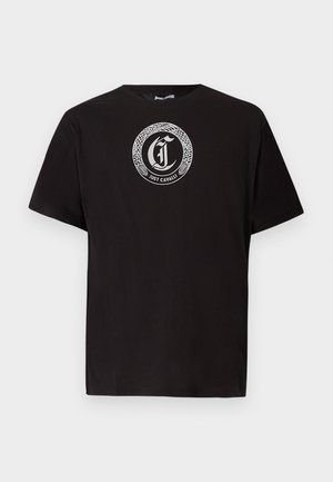 Camiseta negra de manga corta con cuello redondo que presenta un emblema circular de una serpiente blanca y el texto "Just Cavalli" centrado en el pecho.
