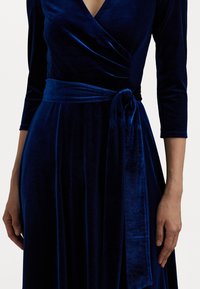 Lauren Ralph Lauren Petite SURPLICE VELVET DRESS - Dienas kleita - luxe navy
