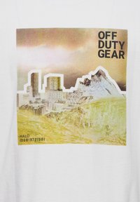 Stadtsilhouette und Berglandschaft kombiniert mit dem Text „OFF DUTY GEAR“ und einer Zahlenreihe darunter auf hellem Hintergrund.