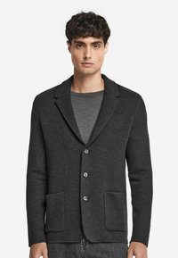 Dunkelgrauer Strickblazer mit Schalkragen, drei Knöpfen und zwei Vorderaschen. Glatte Textur mit subtilen Musterdetails.