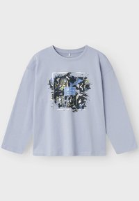 Helles blaues Langarmshirt aus Baumwolle mit einem mehrfarbigen abstrakten Grafikdesign, das ein zentrales blaues Rechteck und Text zeigt.