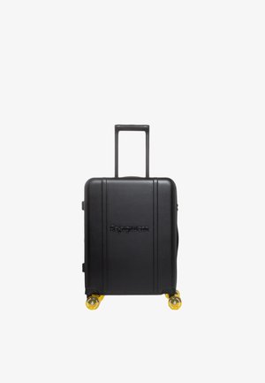 Valigia rigida nera con maniglia retrattile, quattro ruote gialle e logo in rilievo sul davanti. Presenta una superficie elegante e liscia.
