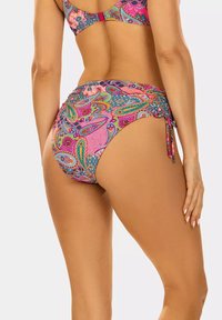 Wielokolorowe majtki bikini z wzorem paisley w odcieniach różu, zieleni i niebieskiego, związywane po bokach, wykonane z miękkiego, elastycznego materiału.