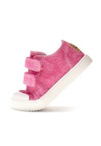 Zapatilla de lona rosa con dos correas de velcro, puntera de goma blanca, suela texturizada y un pequeño parche con el logotipo en el lateral.