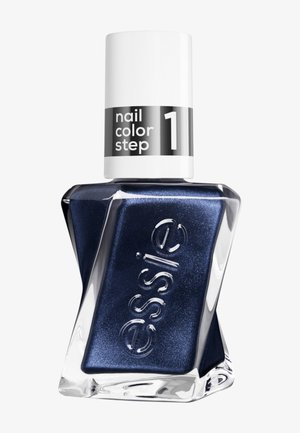 Donkerblauwe nagellakfles van Essie met een witte dop, gelabeld "nagelkleur stap 1" en een gedraaid, facetgeslepen glasontwerp.