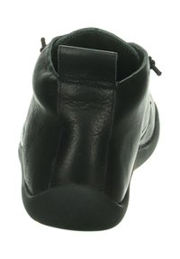 Zwarte leren enkellaars met een gladde textuur, ronde vorm en een trekband aan de achterkant. Bevat een gevoerde zool voor comfort.