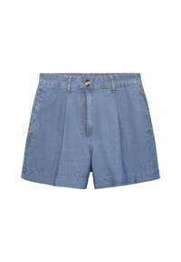 Pantalones cortos de mezclilla en azul claro, con cierre de botón en la parte delantera, pliegues en el frente y dobladillo recto. Diseño casual con una textura suave.