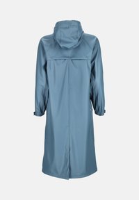 Wodoodporny, długi niebieski płaszcz przeciwdeszczowy z kapturem, wykonany z lekkiego materiału, z zatrzaskami na mankietach i plecach dla wentylacji.