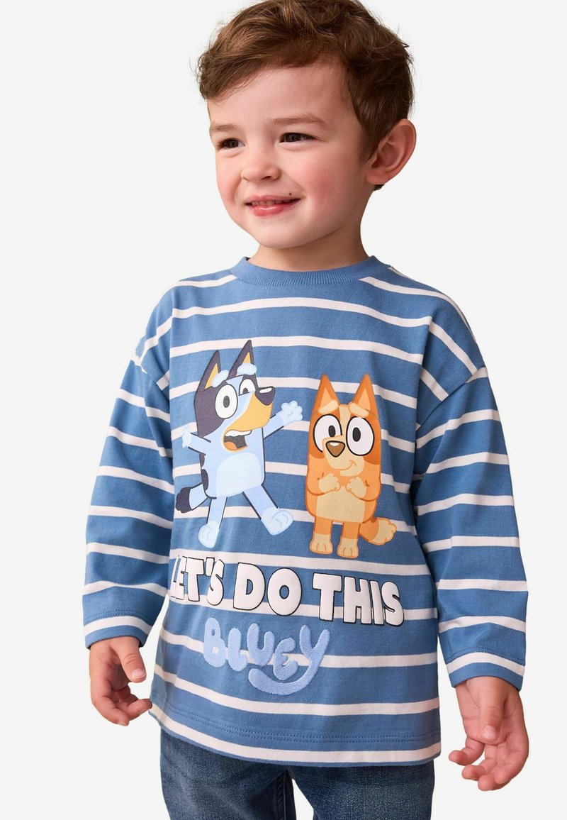 Modrá dlhá mikina s dlhým rukávom s horizontálnymi bielymi pruhmi, na ktorej sa nachádzajú rozprávkové postavy psíkov a text "POĎME NA TO, BLUEY" v tučnom písme.