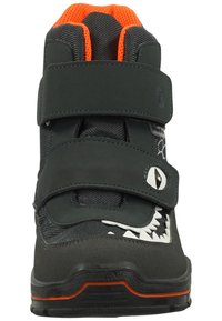 Zapatillas negras y grises que cuentan con dos correas de Velcro, tejido texturizado, acentos naranjas y un motivo de tiburón con dientes blancos y un diseño de ojo.
