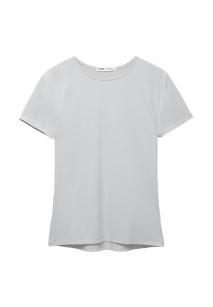 T-shirt à manches courtes gris clair en tissu lisse avec un col rond et un ourlet droit. Design simple et détails minimaux.