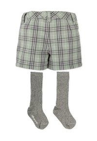 Pantalones cortos de cuadros verdes con calcetines grises de canalé a la altura de la rodilla. Los pantalones cortos presentan un patrón de cuadros clásico; los calcetines muestran un diseño de punto texturizado.