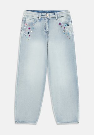 Lys blå jeans med en avslappet passform, med dekorative flerfargede juveler foran. Klassisk femlommersdesign med knappelukking.