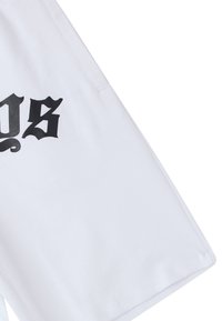 T-shirt bianco a maniche corte con un grande design grafico di testo nero sul davanti. Materiale in cotone morbido, scollo a crew, e vestibilità regolare.