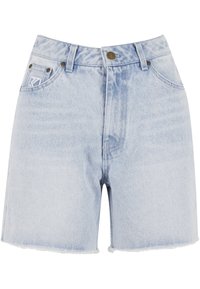 Short en denim bleu clair avec bouton à l'avant, passants de ceinture, cinq poches et ourlets effilochés.