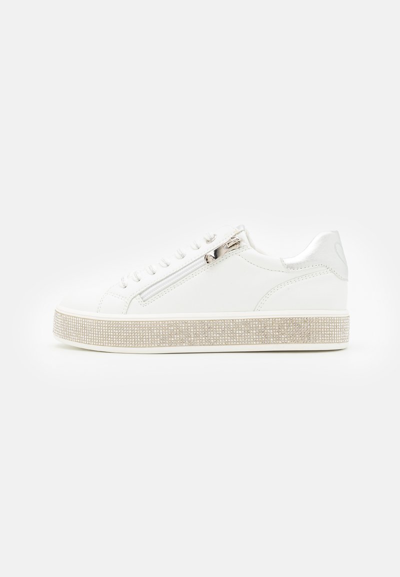 Sneaker bianca con una piattaforma testurizzata, dettaglio metallico e zip laterale. Presenta lacci piatti e una tomaia liscia con un design minimalista.