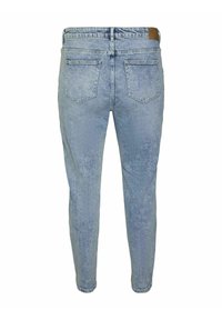Ljusblå denimjeans med en åtsittande design, som har fem fickor, dubbelsömmar och en brun läderlapp på midjebandet.