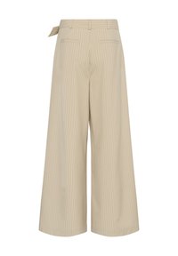 Beige cropped bukser med brede ben, tynde lodrette nålestriber, bæltestropper og to baglommer med lukning, set bagfra.