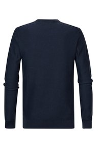 Granatowy sweter dziany z długimi rękawami, okrągłym dekoltem, ściągaczami przy mankietach i u dołu, z teksturowanym wykończeniem na materiale.