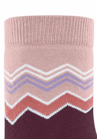 Kniestrümpfe in Pink, Bordeaux und Weiß mit Zickzackmustern. Hergestellt aus weichem Strickmaterial mit einem gerippten oberen Teil für einen sicheren Sitz.