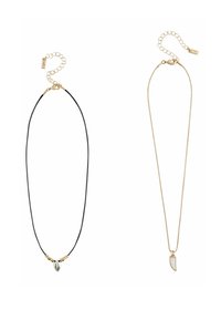 Zwei Halsketten: eine mit einem schwarzen Band, metallicfarbenem Anhänger und goldenen Perlen; die andere hat eine goldene Kette mit einem geometrischen Anhänger.