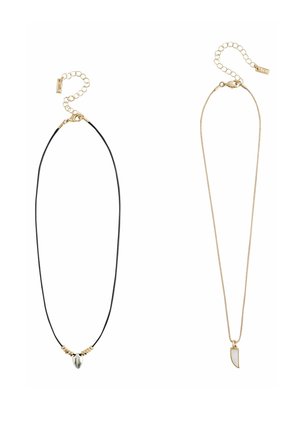 Zwei Halsketten: eine mit einem schwarzen Band, metallicfarbenem Anhänger und goldenen Perlen; die andere hat eine goldene Kette mit einem geometrischen Anhänger.