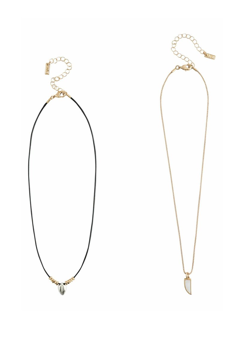 Zwei Halsketten: eine mit einem schwarzen Band, metallicfarbenem Anhänger und goldenen Perlen; die andere hat eine goldene Kette mit einem geometrischen Anhänger.