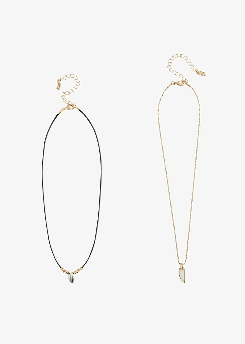 Zwei Halsketten: eine mit einem schwarzen Band, metallicfarbenem Anhänger und goldenen Perlen; die andere hat eine goldene Kette mit einem geometrischen Anhänger.