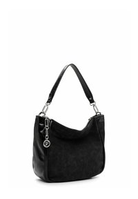 Melna ādas plecu soma ar platām siksnu un sudraba detaļām, sānos rotāta ar apaļu logotipa piekariņu.