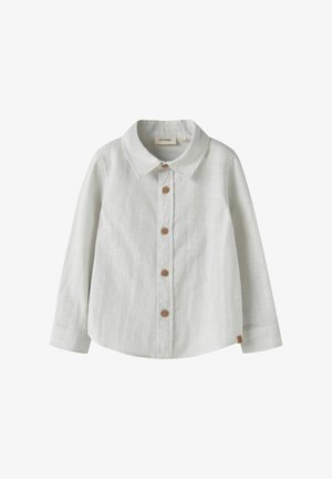 Chemise pour enfants à manches longues, gris clair, avec col et cinq boutons bruns sur le devant, fabriquée en tissu texturé.