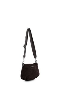 Brązowa torebka na ramię ze skóry zamszowej o teksturowanym wykończeniu, regulowanym pasku i srebrnym okuć. Prosty, zaokrąglony kształt o miękkim wyglądzie.