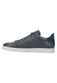 Sneaker in pelle blu navy con suola in gomma bianca, dettagli cuciti e accenti in tessuto sul tallone, dotato di lacci blu e design slanciato.