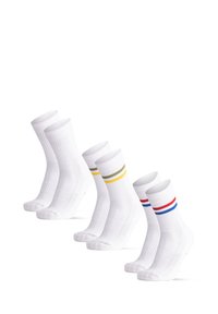 Fyra par vita strumpor med ribbat mönster. Två par har ränder i grönt, gult och rött. Varje par har en crew-längd design.