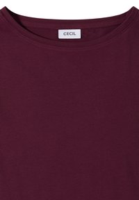 T-shirt bordeaux à col rond avec une étiquette de marque "CECIL" visible cousue à l'intérieur du col.