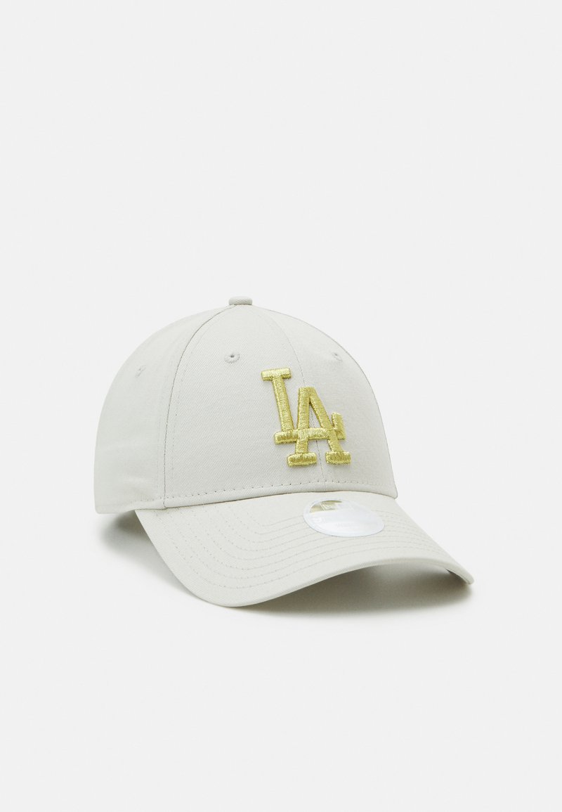 Cappello grigio chiaro con visiera curva, dotato di un logo "LA" giallo ricamato sulla parte anteriore. Realizzato in un tessuto morbido con finitura texture.