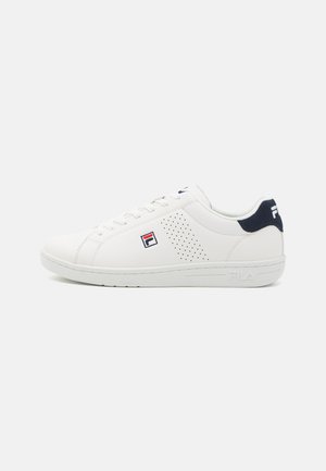 Sneaker bianca con esterno in pelle liscia, design perforato sui lati, dettagli blu sul tallone e logo distintivo.